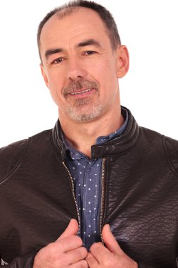 sakallı adam onun deri ceket sabitleme