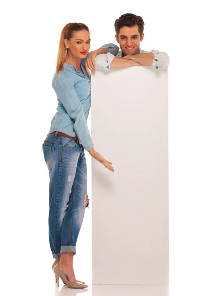 Man stands behind white sign while woman is presenting — Stockfoto