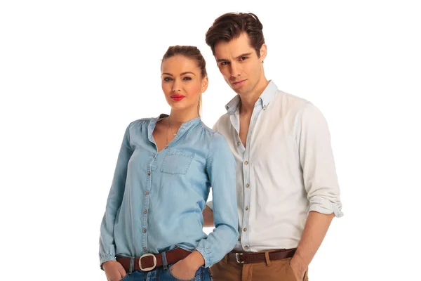 Close portrait of young couple posing with hands in pockets — Stock Fotó