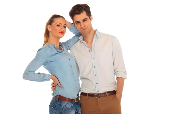 Man with hand in pocket holding girlfriend — Stockfoto