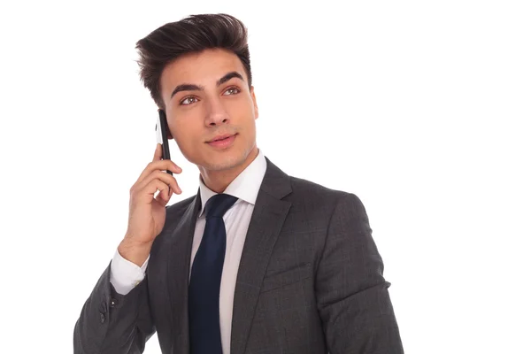 Άνθρωπος των επιχειρήσεων μιλώντας στο τηλέφωνο και κοιτώντας ψηλά — Φωτογραφία Αρχείου