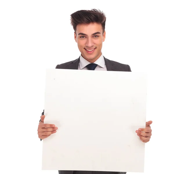 Jovem sorridente segurando um tabuleiro em branco — Fotografia de Stock