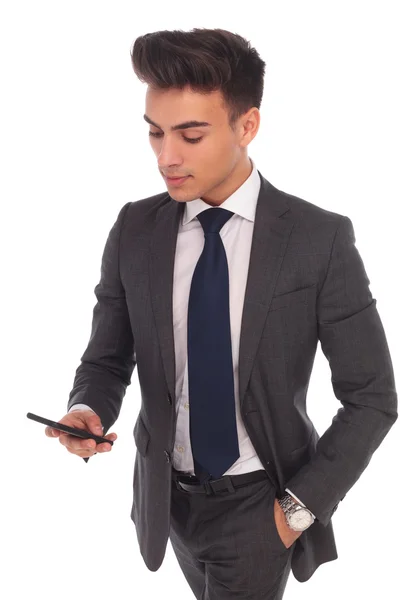 Mladý podnikatel pomocí svého smartphone — Stock fotografie