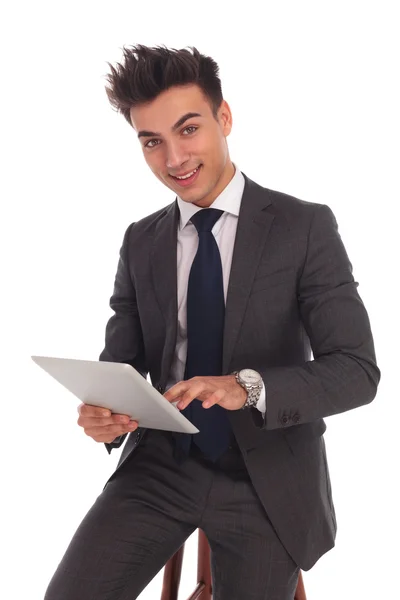 Jeune homme d'affaires souriant touchant l'écran de sa tablette — Photo