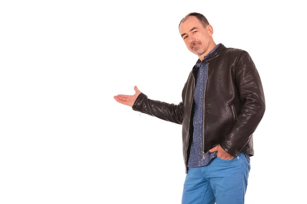 Homem careca apresentando com uma mão no bolso — Fotografia de Stock