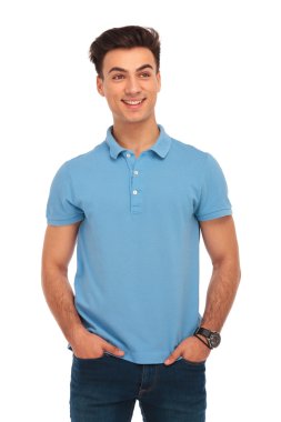 adamın elleri ceplerinde poz 