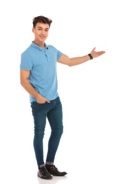 adam mavi gömlek cebinde el ile sunulmasına