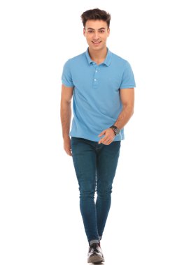 kameraya yürüyüş mavi tişörtlü adam