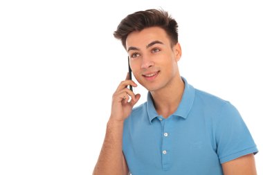 Smartphone'da ararken sırasında konuşan adam