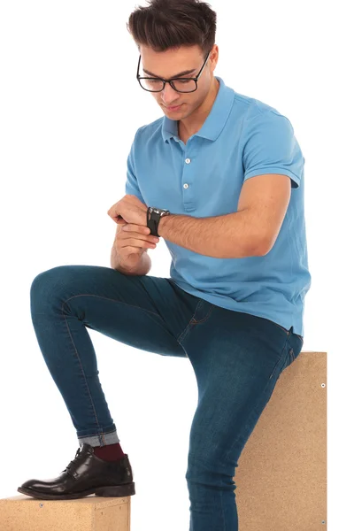 Retrato de un guapo hipster con gafas — Foto de Stock