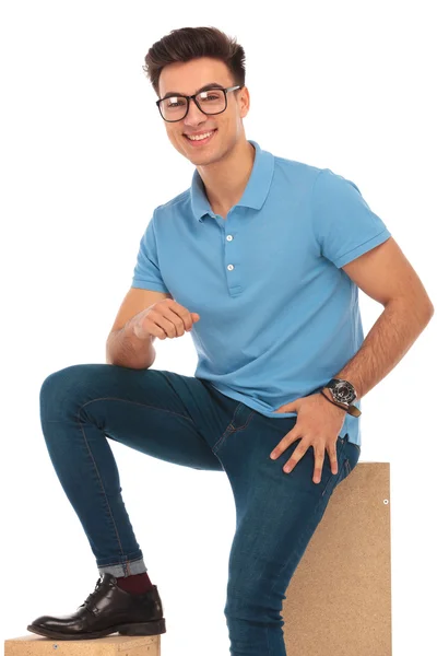 Portrét pohledný muž nosí brýle — Stock fotografie
