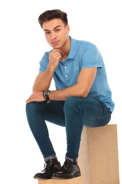 Menino atraente sentado na caixa — Fotografia de Stock