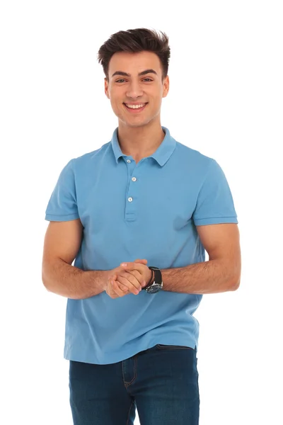 Giovane uomo in camicia blu toccare le mani — Foto Stock