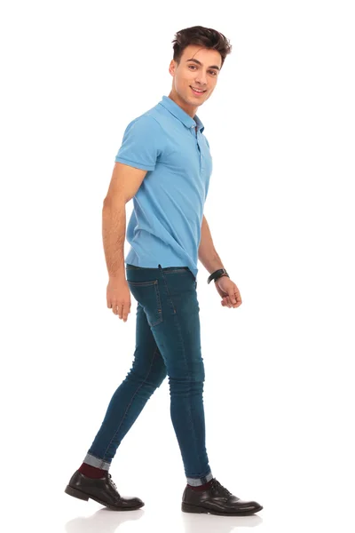 Retrato lateral de hombre joven en camisa azul caminando — Foto de Stock