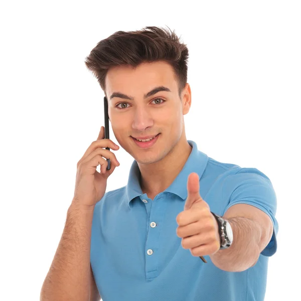 Attractive young man talking on the phone — Stock Photo, Image