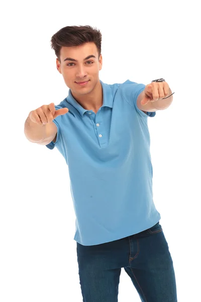 Homem de camisa azul apontando com ambas as mãos — Fotografia de Stock