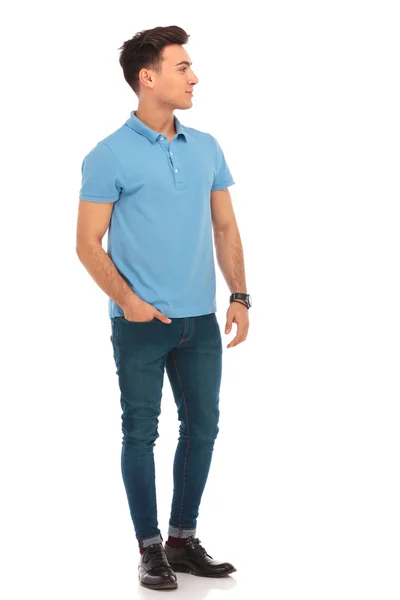 Homem de camisa azul posando com uma mão no bolso — Fotografia de Stock