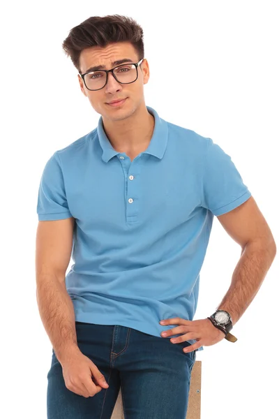 Smart Hipster mit Brille posiert — Stockfoto