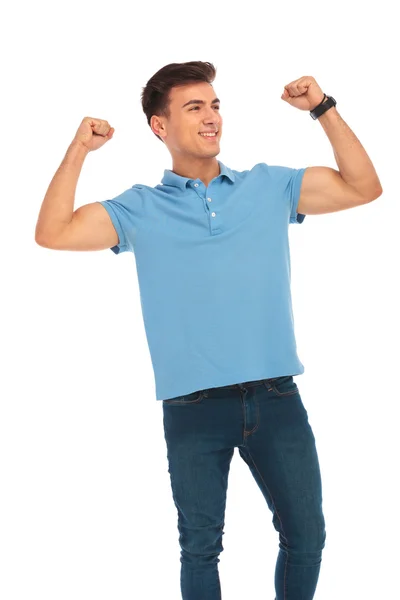 Jongen in blauw shirt buigen en vieren — Stockfoto