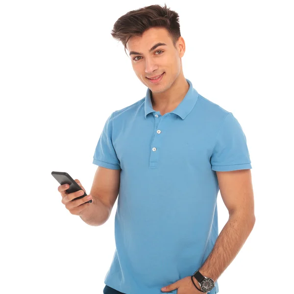 Mladý chlapec SMS na svůj smartphone — Stock fotografie