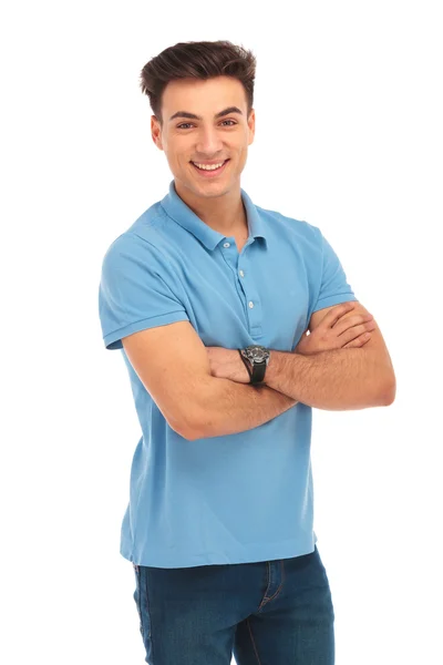 Молодой человек в голубой рубашке позирует со скрещенными руками — стоковое фото