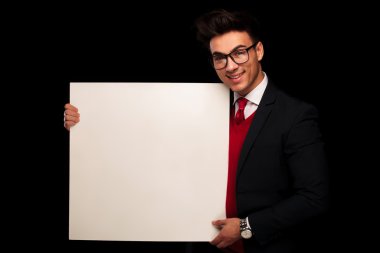 sunarken gözlük takan siyah takım elbiseli model