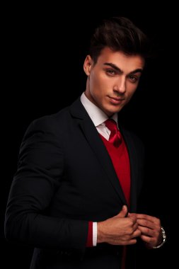 takım elbiseli şık genç adam, onun jacke sabitleme