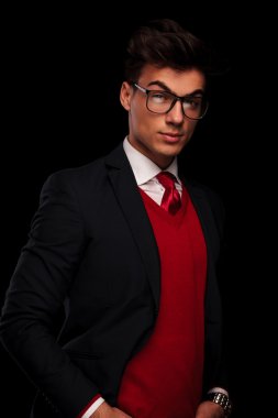 siyah takım elbiseli şık modelin şehvetli portresi