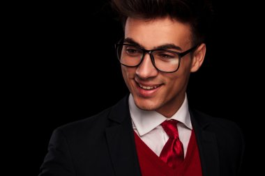 Takım elbiseli, kravat ve gözlük adam