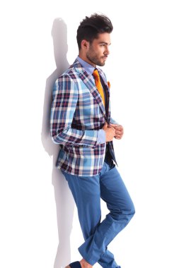 studio bağdaş ile ayakta adam
