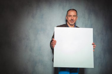 Pano tutan deri ceketli adamı