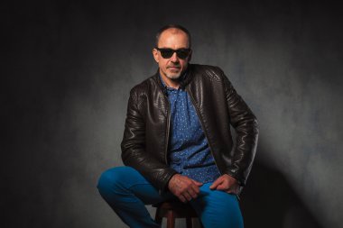 oturmuş olgun başarılı erkek deri