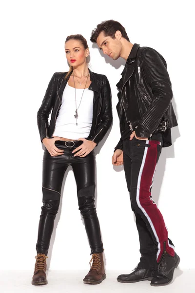 Vista laterale di una coppia di moda in giacche di pelle — Foto Stock