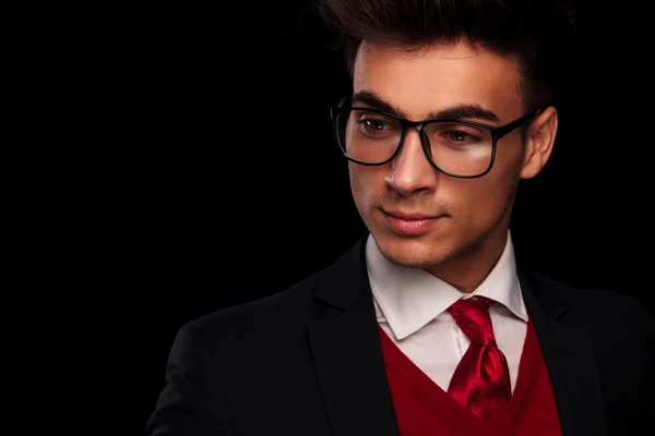 Hombre de negocios en traje negro con gafas — Foto de Stock