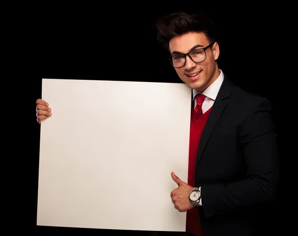 Modell im schwarzen Anzug, mit Brille — Stockfoto