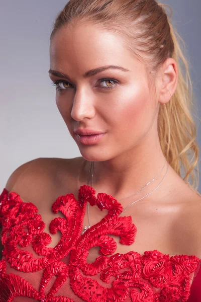 Mooie blonde in rode bloemen jurk — Stockfoto