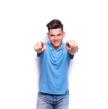 genç adam polo gömlek parmakları işaret 