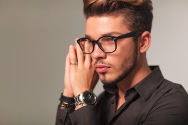 yan closeup dua gözlüklü genç bir adam portresi