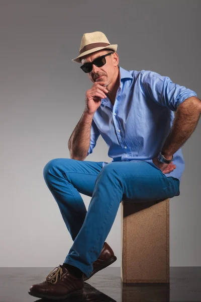 Mature man wearing hat and sunglasses while thinking — Stock Photo, Image