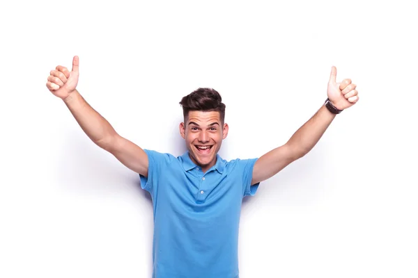 Hombre en polo camisa mostrando pulgares hacia arriba signo —  Fotos de Stock