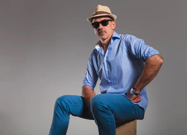 Портрет крупным планом со взрослым мужчиной в джинсах в шляпе — стоковое фото