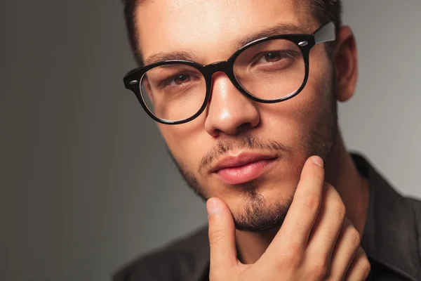 Primer plano retrato de un hombre preguntándose sobre algo — Foto de Stock