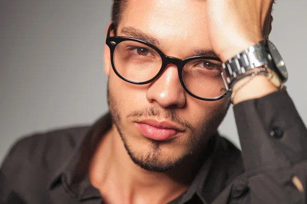 Hombre con gafas sosteniendo su mano sobre su cabeza —  Fotos de Stock