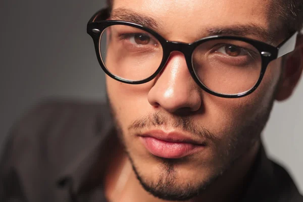 Närbild porträtt av en ung söt man med glasögon — Stockfoto