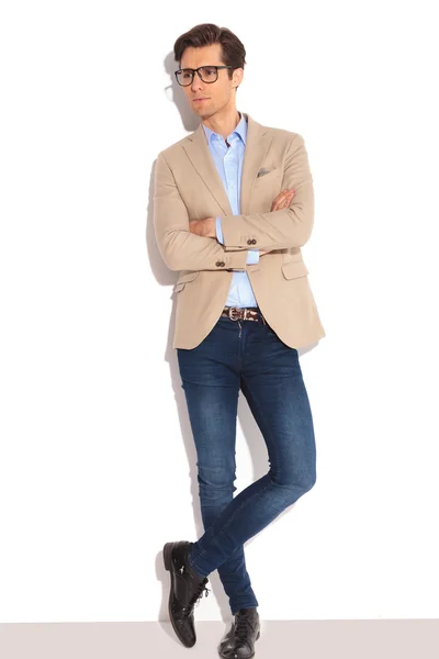 Hombre usando gafas posando en estudio blanco — Foto de Stock