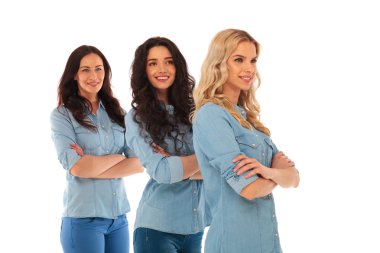 üç kendinden emin gündelik kadınların yan görünümü