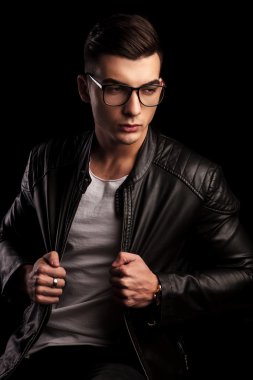 siyah deri ceket kablolarıylaberaber gözlüklü maço adam