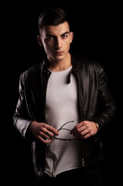 adam siyah deri ve beyaz gömlek gözlük alarak 