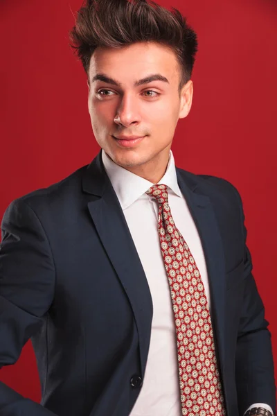 Üzletember-portré, fekete öltöny, piros háttér — Stock Fotó