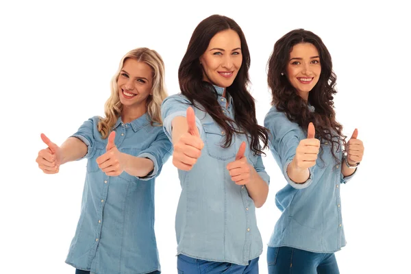3 genç rahat kadın ok thumbs kadar işareti yapma — Stok fotoğraf